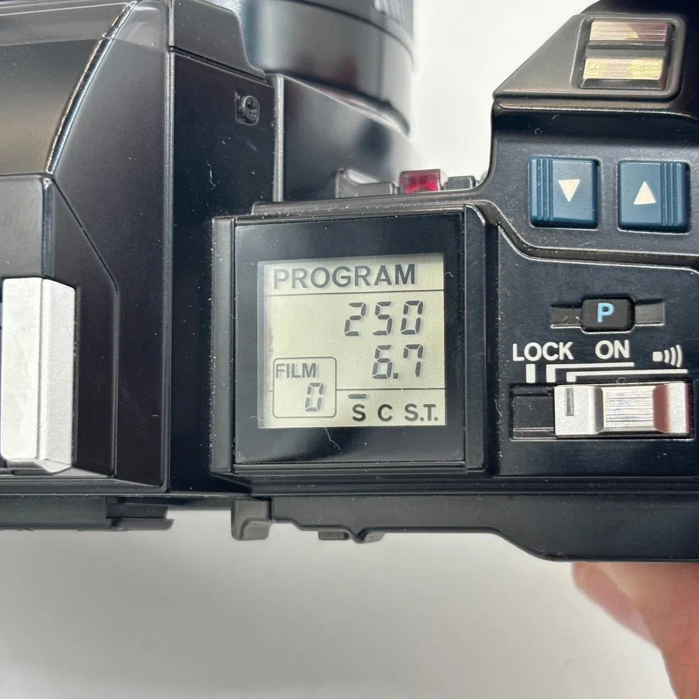 Minolta Maxxum 7000 35mm SLR Film Camera with 50mm f1.7 Lens and 2800 AF Flash